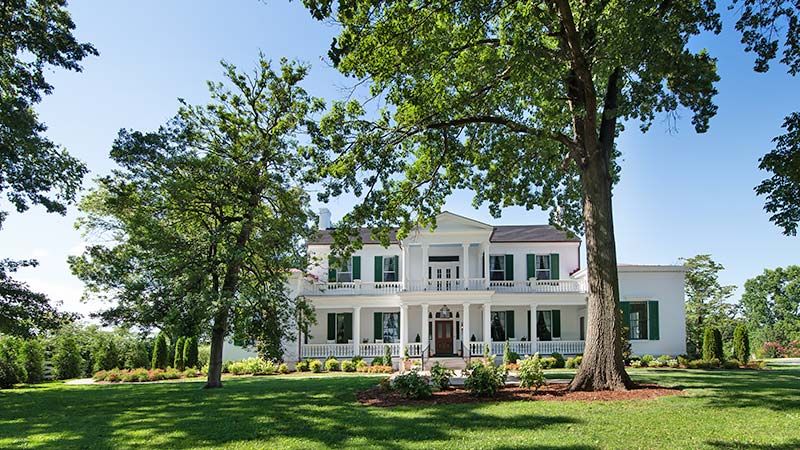Where to stay in Nashville? There's nothing that beats this gorgeous mansion-turned Bed and Breakfast in Nashville!