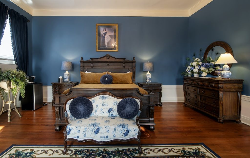 Bed and Breakfast in Nashville, TN, photo of our beautiful suite with blue tones