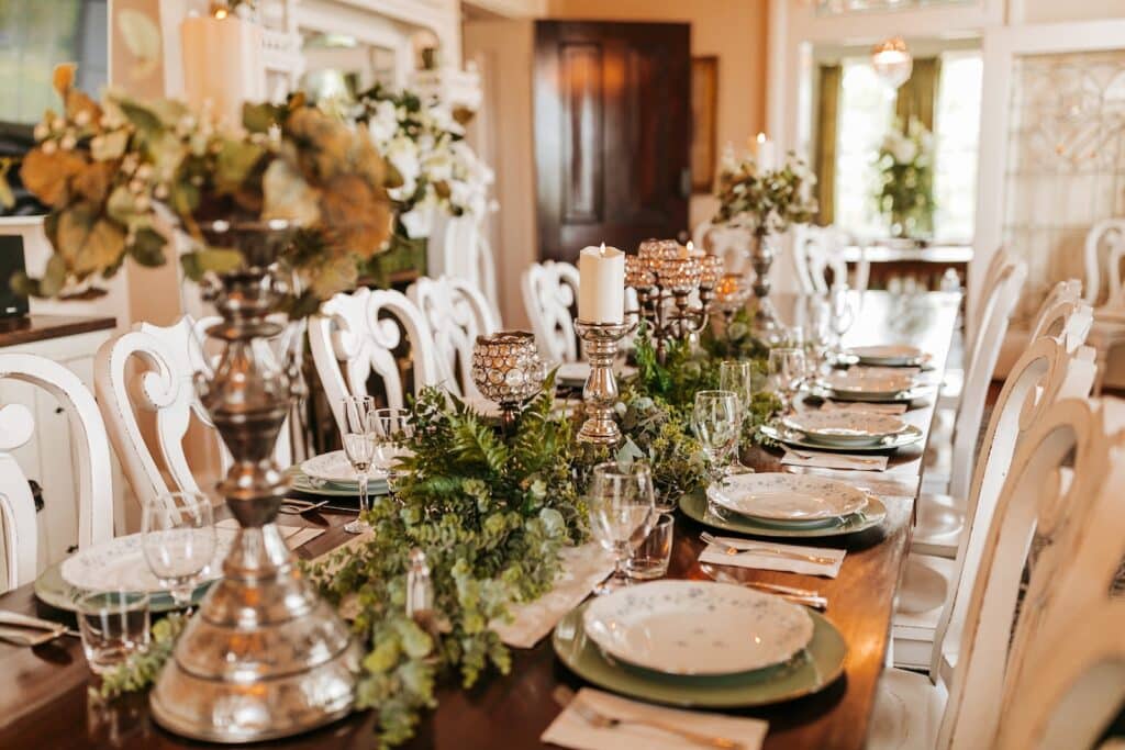 Your all-inclusive Tennessee wedding packages can include brunches, lunches and dinners for your favorite friends and family. Pretty table scape set up for a wedding party