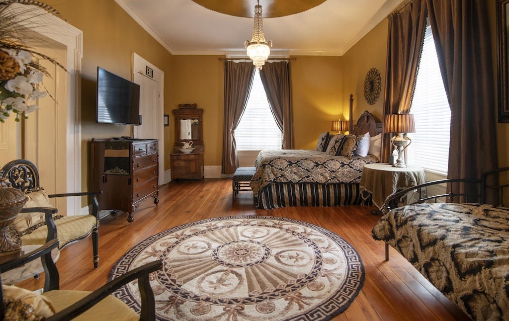 Explore the Past at Belmont Mansion & These Plantation Tours in Nashville